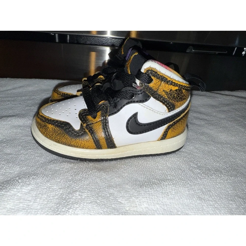 Nike Air‎ Jordan 1 Boys Size 6 Mid Sneakers Black  Yellow White